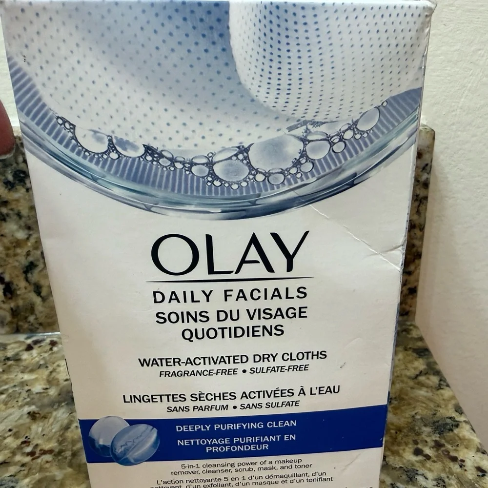 NWT OLAY Daily Facial Cleansing Dry Cloths